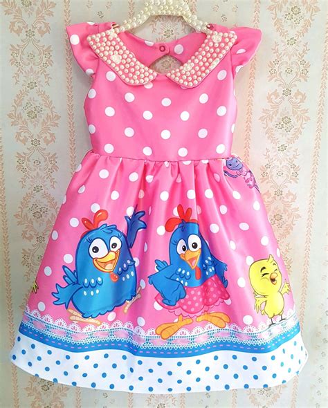 Já o baby, digamos assim, fugia justamente desse estereótipo, conquistando sim, as crianças, como também os adolescentes e os adultos. Vestido galinha pintadinha no Elo7 | Estrelinha Baby Shoes (EDF59E)