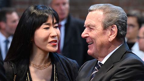 Corona: Ex-Kanzler Gerhard Schröder und seine Frau infiziert