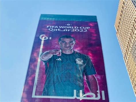 qatar se prepara para recibir a la selección nacional al mostrar un póster monumental de andrés