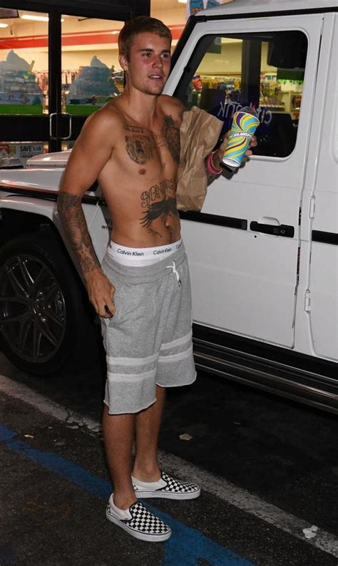 Justin Bieber逛便利店被拍全世界欠他一條皮帶 每日頭條