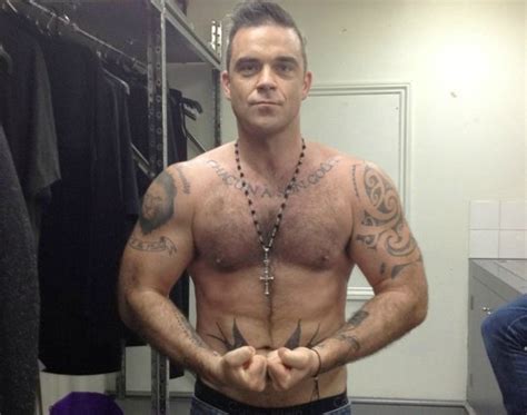 Robbie Williams Presume De Torso Desnudo CromosomaX