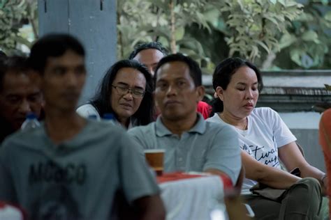 A detective in a small pennsylvania town investigates a local murder while trying to keep her life from falling apart. Merawat Cinta di Persimpangan Jalan - [Catatan Jah Magesah ...