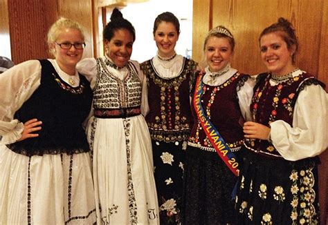 Zu jeder festtracht gehören ein dunkelblauer oder schwarzer langer gefältelter rock und ein spitzenbesetzter unterrock. Stadt Wiehl :: Besuch aus Kanada: „Melodien der Heimat ...