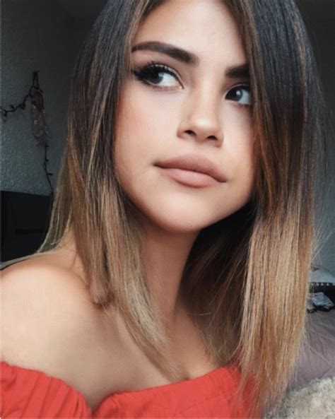 Selena Gomezs Doppelgänger Has The Internet Losing It Teen Vogue