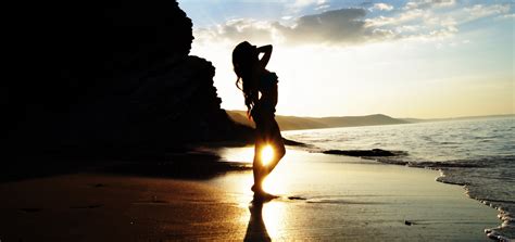 デスクトップ壁紙 日光 女性 日没 水 砂 反射 シルエット ビーチ イブニング 朝 太陽 地平線 夕暮れ 海洋 波 4904x2313 Px