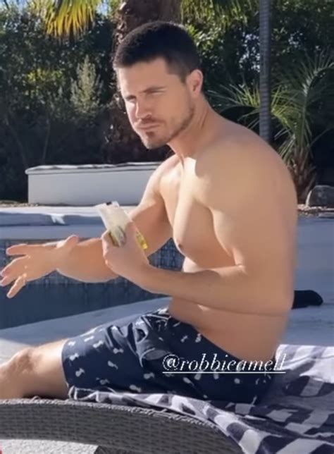 Alexis Superfan S Shirtless Male Celebs Robbie Amell Shirtless Hike