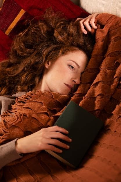 Cerrar Mujer Tendida En El Sofá Con El Libro Foto Gratis