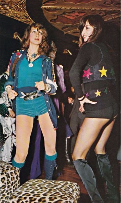 29 Stunning Photos Of Dancefloor Styles That Defined The 70s Disco Fashion 70s Fashion Disco