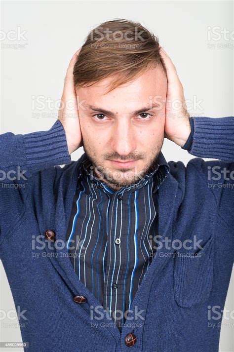 남자 커버링 그릐 귀 손으로 귀를 막음에 대한 스톡 사진 및 기타 이미지 손으로 귀를 막음 20 24세 20 29세 Istock