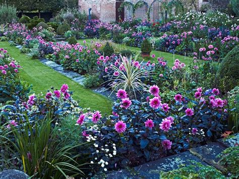 25 Attractive Front Yard Dahlia Garden Design For Your Dream House