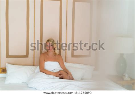 Young Naked Woman Bed Foto Stock 611765090 Shutterstock