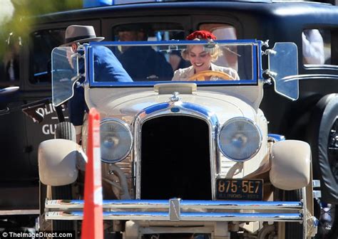 Margot Robbie Films Bank Heist Scene For Dreamland Daily Mail Online