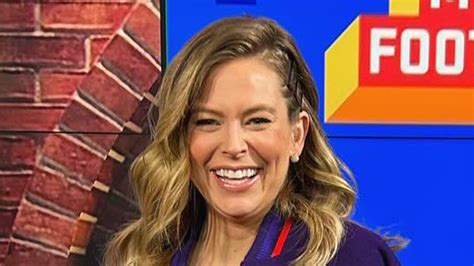 Pregnant Jamie Erdahl Shows Off Growing Baby Bump As Cbs And Good