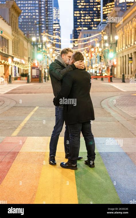 Mature Gay Couple Kissing Fotos Und Bildmaterial In Hoher Auflösung Alamy