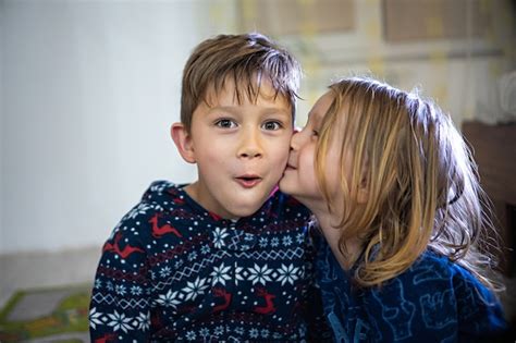 Dos Hermanos En Pijama Con Libro Hermana Beso Hermano Emociones