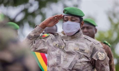 Mali Le Chef de la junte militaire pose la première pierre dune