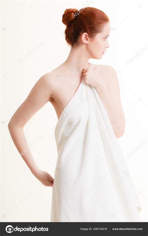 Belleza Del Cuerpo Femenino Mujer Desnuda Cubri Ndose Con Toalla Ba O Fotograf A De Stock