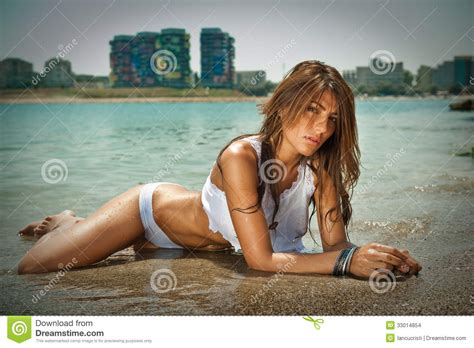 Miss maglietta bagnata (4 posts, to: Ritratto Di Giovane Ragazza Castana Sexy In Bikini Bianco ...