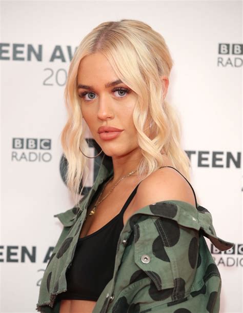 Lottie Tomlinson In Bathing Suit Says Good Morning — Celebwell