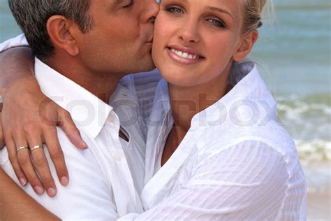 Mann Küsst Seine Blonde Freundin Am Strand Stock Bild Colourbox