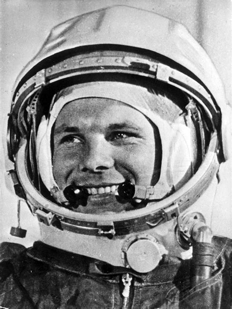 Yuri gagarin, soviet cosmonaut who on april 12, 1961, became the first man to travel into space. Jurij Gagarin, az első - MaNDA