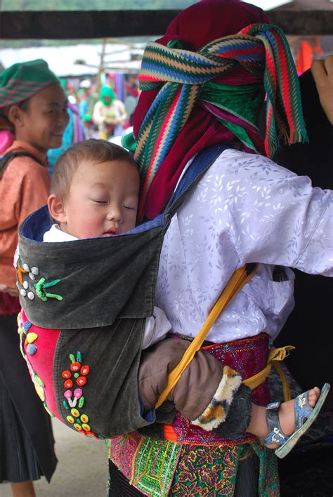 hmong-mother-her-son-@-the-market-mother-and-child-reunion,-baby