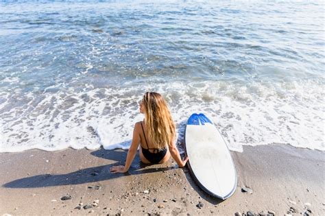 Fille Sexy Avec Planche De Surf La Plage Photo Gratuite