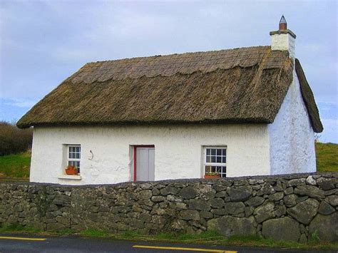 Traditional Irish Thatched Roof House Ireland Cottage Irish Cottage