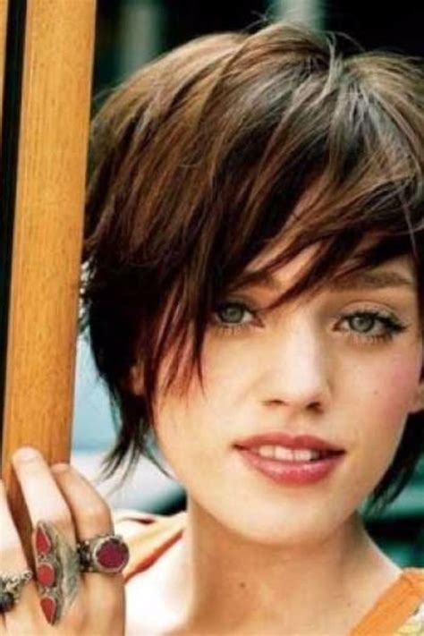 Modern asymmetric bangs with short pixie and bob. Funky short pixie haircut with long bangs ideas 83 ...