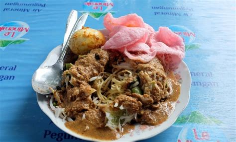 Lonthong balap) is an indonesian traditional rice dish, well known in javanese cuisine, made of lontong (pressed rice cake), tauge (bean sprouts), fried tofu, lentho (fried mashed beans), fried shallots. Resep Kua Pical Lontong Padang / Nikmatnya Pical Khas ...