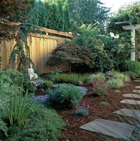 If you live in a modest home, chances are your front yard is a modest size as well. Front Yard Landscaping Ideas That Will Look Good Year ...