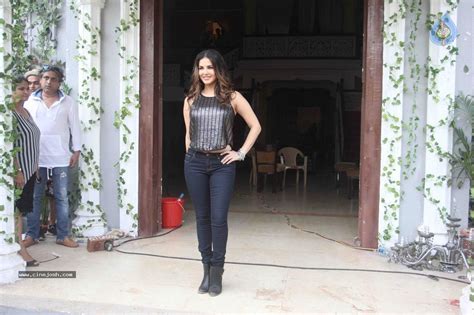 Sunny Leone At Dangerous Husn Sets Photo 18 Of 22