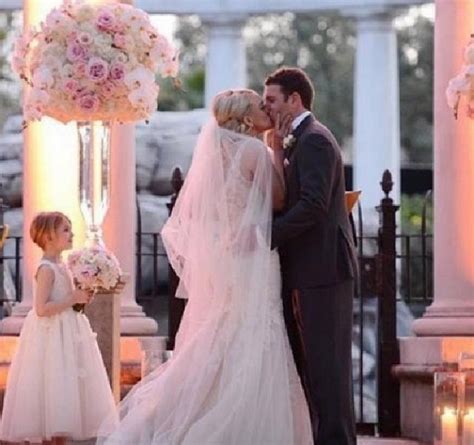 New Pics See Jamie Lynn Spears First Kiss At The Altar And The New Bride Cut Her Wedding Cake