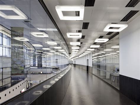 Der flughafen wien bietet ihnen moderne vip & business services, die internationale maßstäbe setzen und exklusives ambiente mit individueller betreuung verbinden. Vienna International Airport - Skylink Terminal | Lindner ...