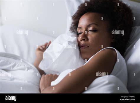 Night Sleeping Woman Hi Res Stock Photography And Images Alamy