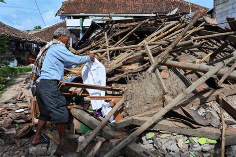 Death Toll Of West Indonesias Earthquake Rises To 271