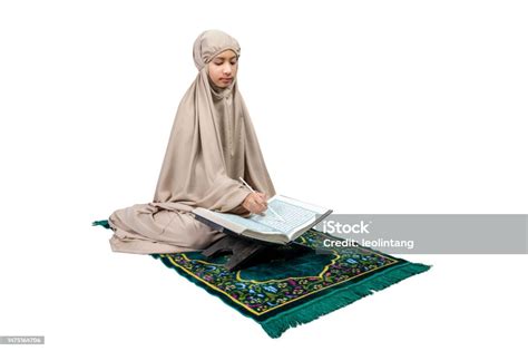 Asiatisches Muslimisches Mädchen Mit Hijab Auf Gebetsteppich Das Den Koran Liest Stockfoto Und