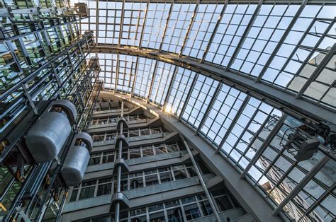 Das leh wurde von 1994 bis 1997 vom britischen architektenteam nicholas grimshaw & partner entworfen. Armadillo | Ludwig Erhard Haus Berlin Architect: Sir ...
