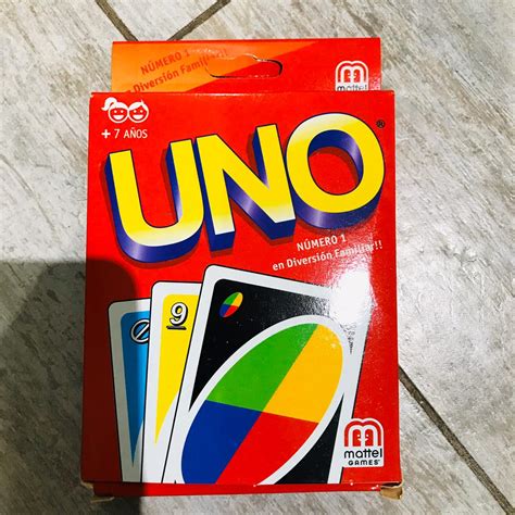 En uno, clásico juego de cartas de combinación de colores y números, los jugadores se turnan y combinan una de sus cartas con color o la tarjeta numérica. JUEGO DE MESA EL UNO - Abanico Bazar