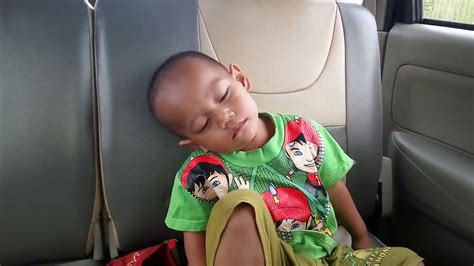 Video Anak Kecil Lucu Hasan Ngantuk Berat Banget Di Dalam Mobil Bikin