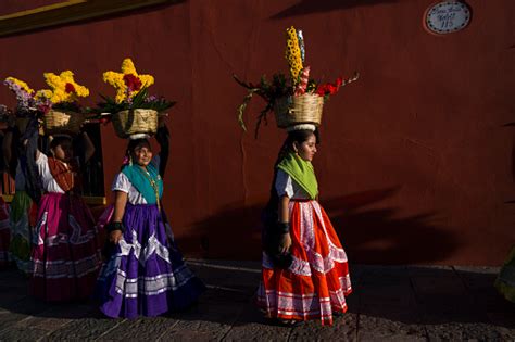 Chinas Oaxaqueñas Jóvenes Indígenas De Oaxaca Posando Para Guelaguetza