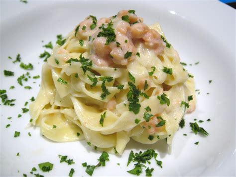 In questa ricetta le abbiamo completate con erba cipollina che, volendo può essere sostituita, con aneto, finocchietto o bacche di pepe rosa. Ricette di pesce: pasta panna e salmone - Mangiare Bene ...
