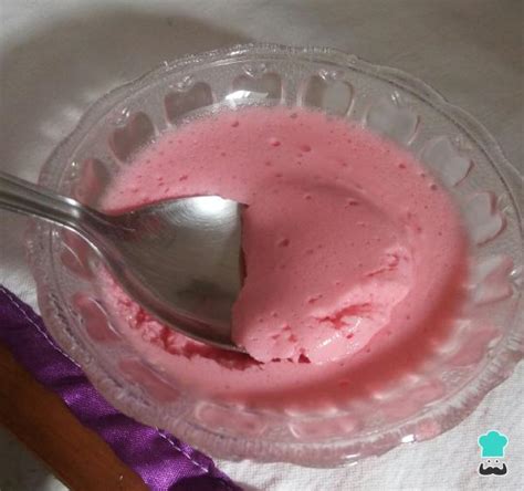 Postre De Gelatina De Fresa Con Yogur Natural Y Leche