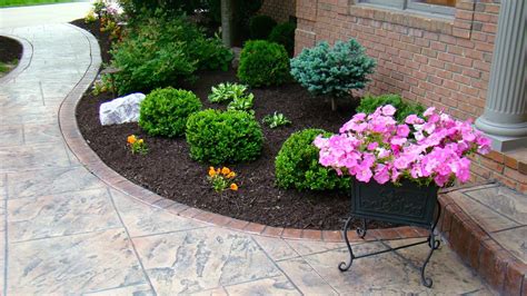 Select from premium mulch landscaping of the highest quality. Brown Colored Mulch | Indianapolis Mulch | McCarty Mulch