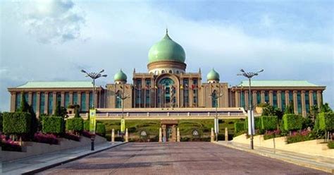 Hari ini, semua jabatan kerajaan dan kementerian berpusat di putrajaya, kecuali kementerian perdagangan antarabangsa dan industri, kementerian orang dari seremban pun, dekat gila kalau nak masuk putrajaya. Hilang Ditelan Zaman: Kerusi rotan rasmi Kerajaan Malaysia