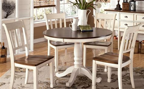 Mesa redonda con tapa de madera lacada en color blanco y patas de madera de haya. Mesa de cocina de madera sencilla :: Imágenes y fotos