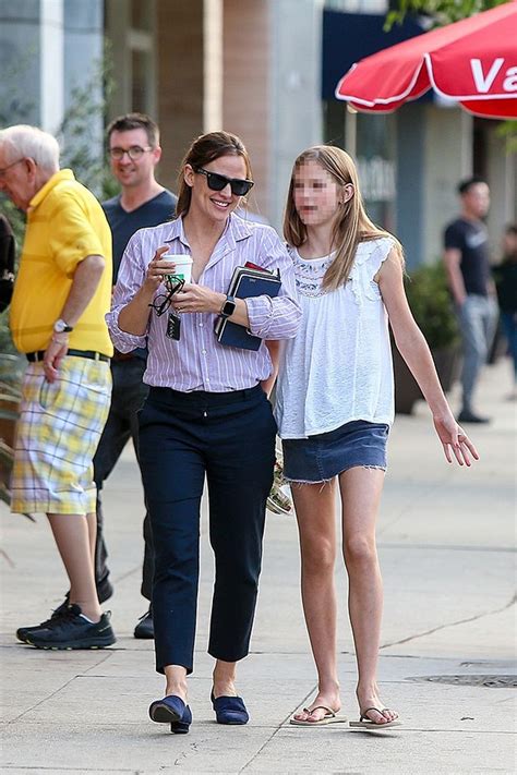 Jennifer garner and ben affleck have three children together — violet, samuel, and seraphina — whom they've been coparenting since their split in. Jennifer Garner & Daughter Violet Seen Bonding On Day Out In LA - Hollywood Life - Heard.Zone