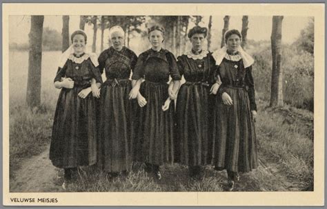 Vijf Jonge Vrouwen Gekleed In De Streekdracht Van De Noordwest Veluwe Na 1905 Veluwe