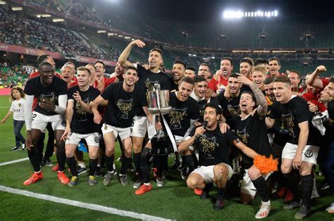 Valencia Players Celebrate With Their Trophy Fater