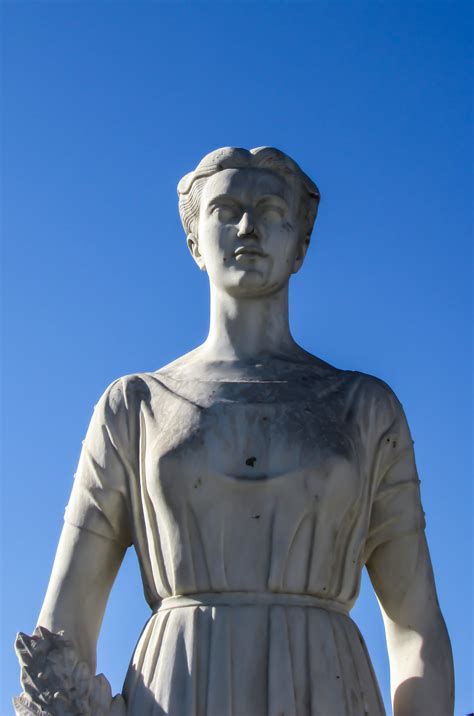 Статуя женская фото